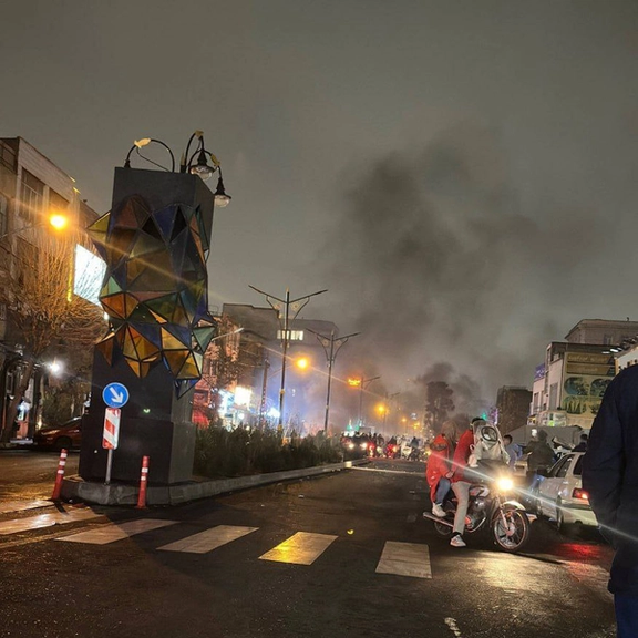 اتساع نطاق الاحتجاجات في إيران.. و"إيران إنترناشيونال" تحدد هويات 16 قتيلاً