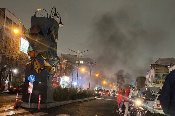 اتساع نطاق الاحتجاجات في إيران.. و"إيران إنترناشيونال" تحدد هويات 16 قتيلاً