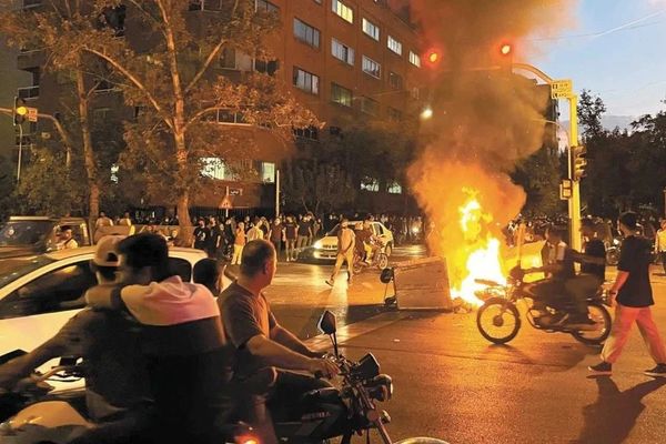 المسؤولون الأميركيون يؤکدون على استمرار تقديم المساعدة لتيسير تواصل المحتجين في إيران