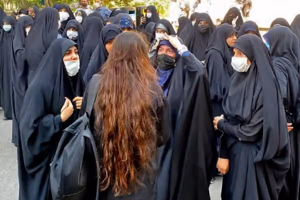 حکومت از ابلاغ قریبالوقوع دستورالعمل حجاب اجباری در دانشگاههای ایران خبر داد