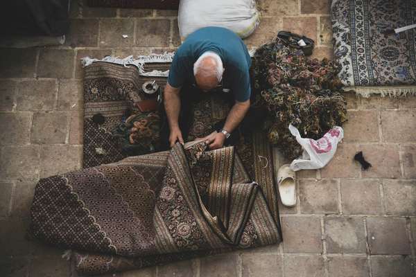 انهيار غير مسبوق لصناعة السجاد اليدوي في إيران بسبب العقوبات الأميركية والسياسات الحكومية