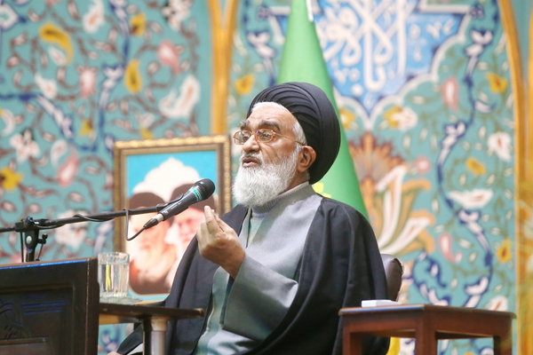 امام جمعه قم: برخورد قاطع قانونی و امنیتی با بیحجابها ضروری است