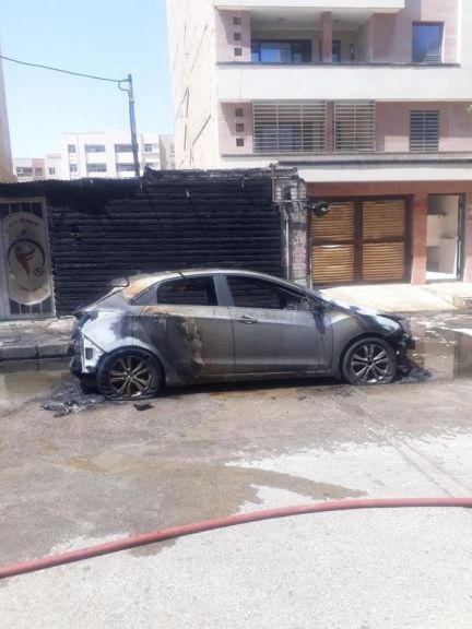 آتش گرفتن یک خودرو در اهواز پس از انفجار ترانس برق