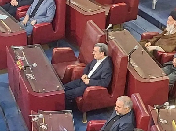 حضور أحمدي نجاد بقميص أبيض في افتتاح مجلس الخبراء بعد وفاة "رئيسي"