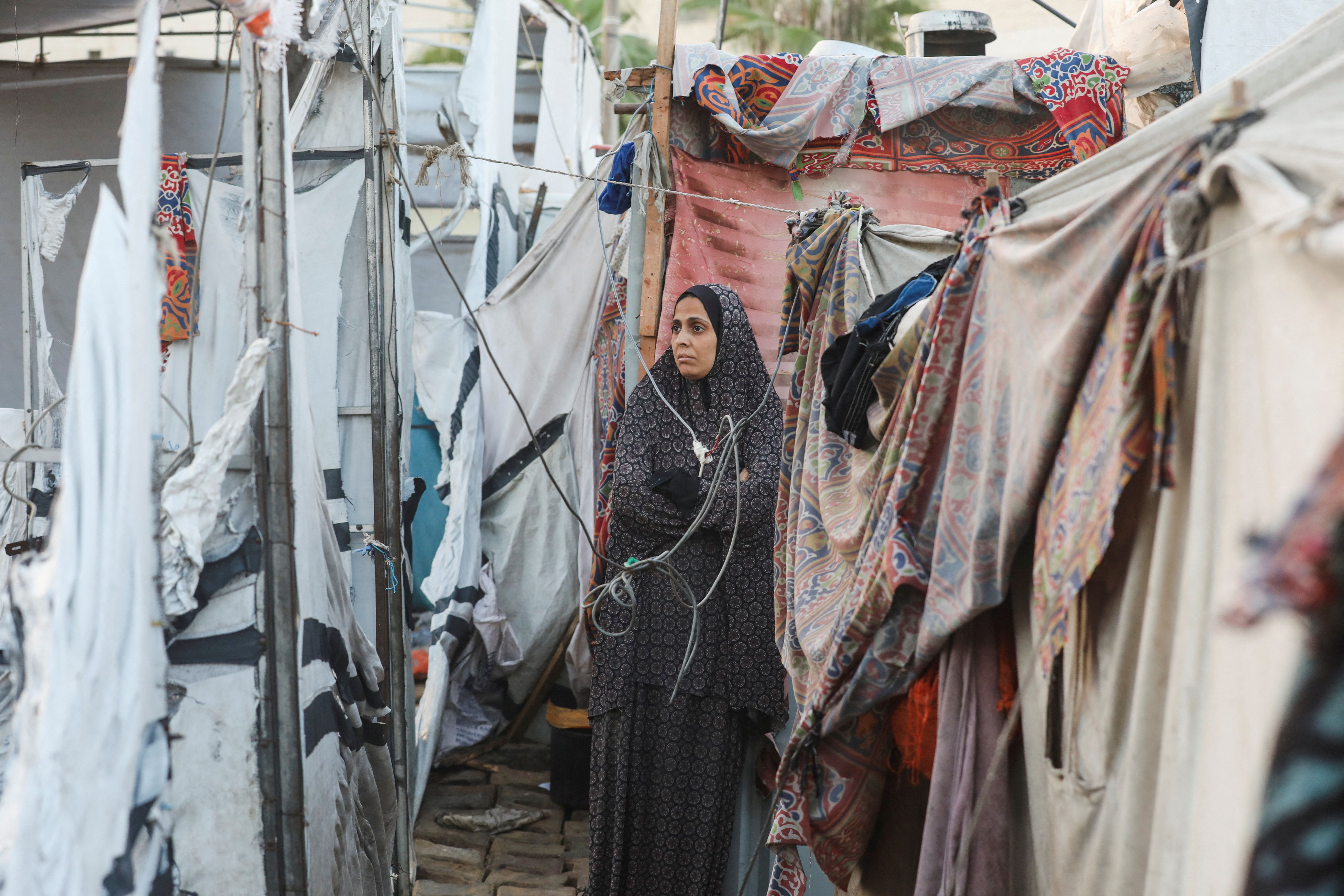 یک زن فلسطینی در محل حمله شب گذشته اسرائیل به چادرهای آوارگان، مرکز نوار غزه، ۲۳ مهر