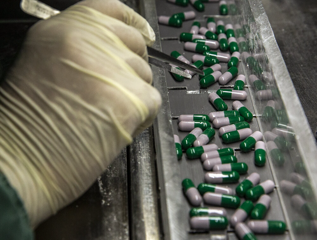 عضو کمیسیون بهداشت مجلس: قشر ضعیف دیگر توان تهیه دارو را ندارد