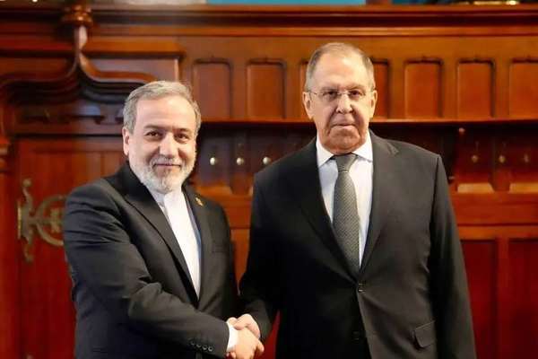 لاوروف در تماس با عراقچی: برای کمک به برقراری صلح آمادهایم