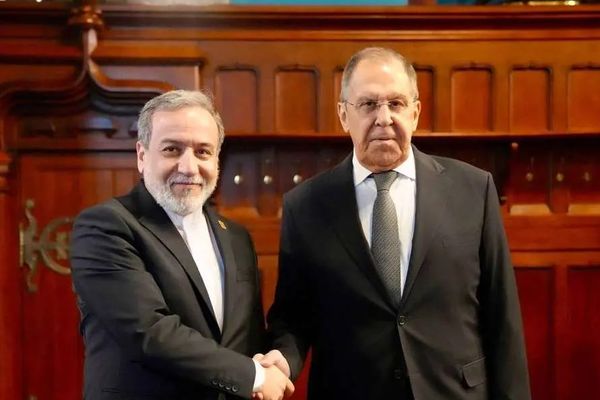 لاوروف در تماس با عراقچی: برای کمک به برقراری صلح آمادهایم