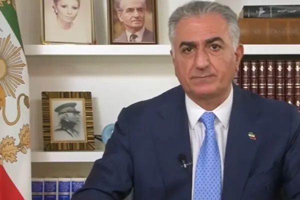 بعد انتقادات لاستبعاده المعارضة.. 12 منظمة سياسية تدعم خطاب نجل الشاه تجاه النظام الإيراني