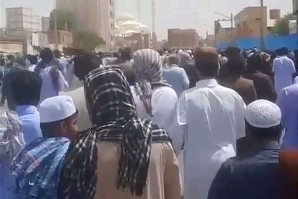 الجمعة الـ42 لاحتجاجات زاهدان.. زعيم أهل السنة: مشكلة الاقتصاد الإيراني "المريض" سياسية