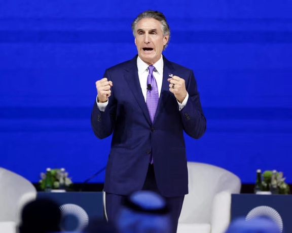 وزير الداخلية الأمريكي من أبوظبي: إيران يجب ألا تمتلك سلاحًا نوويًا