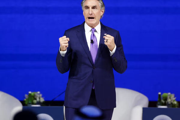 وزير الداخلية الأمريكي من أبوظبي: إيران يجب ألا تمتلك سلاحًا نوويًا