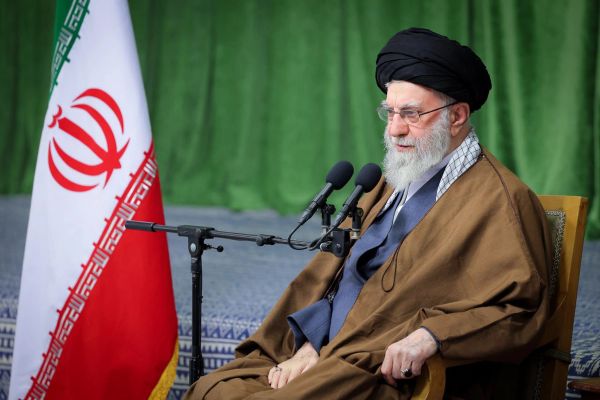 ناشط مدني: أبشع جرائم خامنئي بعد قتل الإيرانيين هو تجريدهم من مواردهم المالية