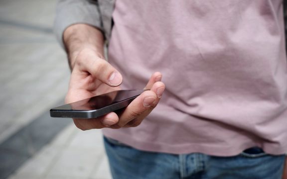 عضو کمیسیون فرهنگی مجلس: تا برطرف شدن مسائل امنیتی، محدودیت فضای مجازی ادامه دارد