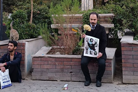 حسین رونقی در آذر ماه با لبان دوخته در شهرک اکباتان برای اعتراض به احکام «بچههای اکباتان» تحصن کرد