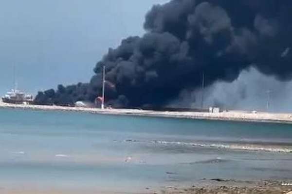 مسؤولون إيرانيون: حريق في سفينة تحمل الميثانول يخلّف 3 قتلى على الأقل