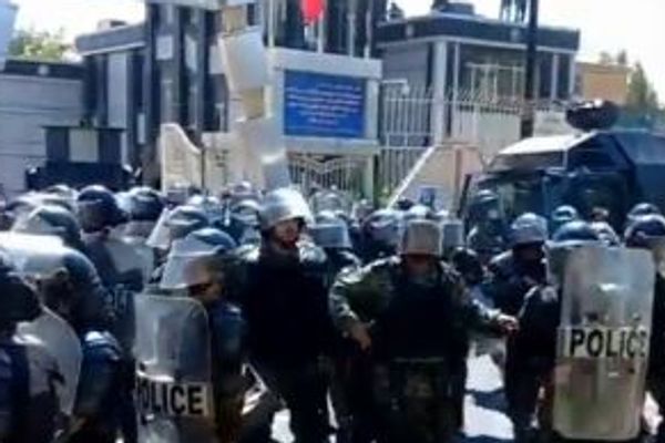 بعد دفنها دون فحص شرعي.. الأمن الإيراني يعتدي بالرصاص على مشيعي مهسا أميني..
