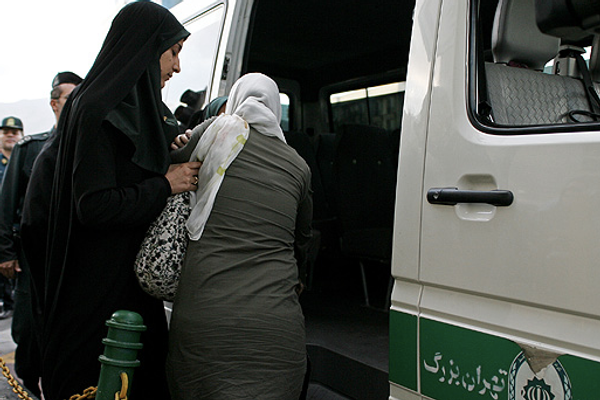 الجانب الخفي لأضرار دورية "شرطة الأخلاق".. انهيار ونوبات عصبية لدى الإيرانيات