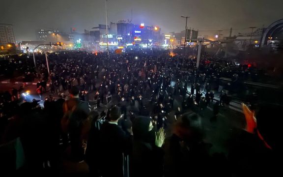 الاحتجاجات تدفع إيران إلى حافة الثورة ووصلت بالنظام إلى الانهيار