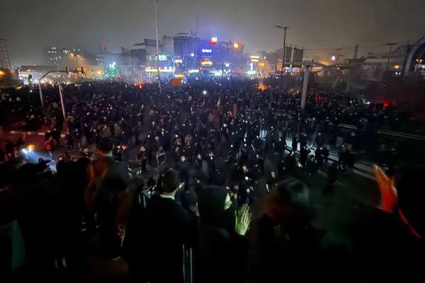 الاحتجاجات تدفع إيران إلى حافة الثورة ووصلت بالنظام إلى الانهيار