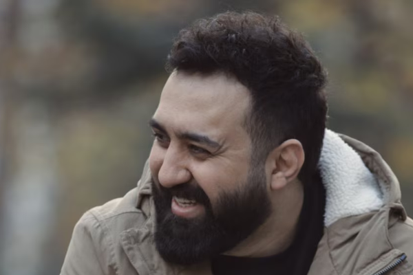 أكثر من 250 فنانًا إيرانيًا: جلد المغني مهدي يراحي هو جلد للإنسانية