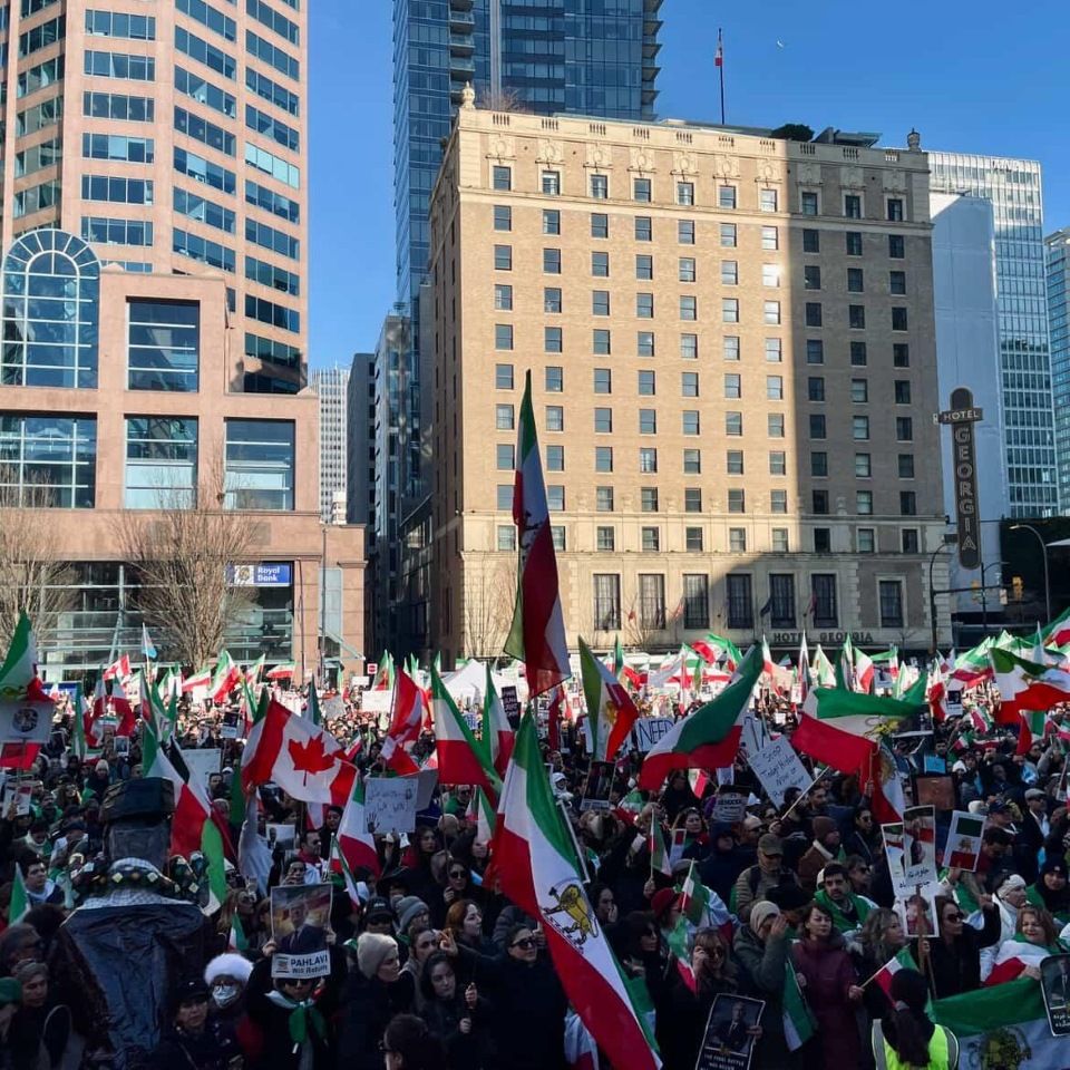 جمعیت گسترده‌ای از ایرانیان ونکوور کانادا در حمایت از انقلاب ملی مردم ایران برگزار کردند