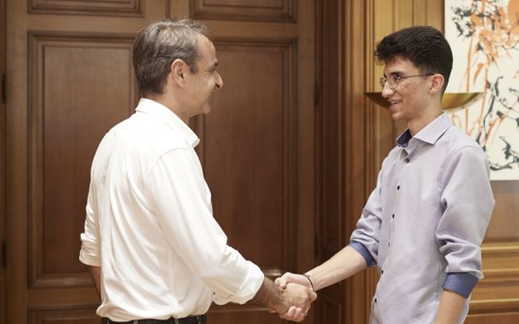 دیدار نخستوزیر یونان با پناهنده ایرانی که رتبه ممتاز کنکور این کشور را کسب کرد