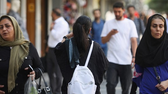 Iranian women defying hijab rules in public