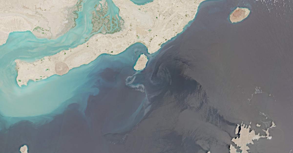 Iran says most oil pollution along Qeshm coast contained