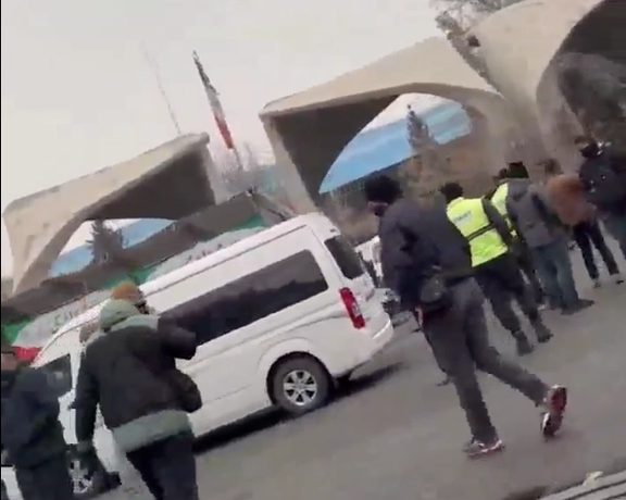 تجمع برای رفع حصر؛ فضای امنیتی در خیابان انقلاب و بازداشت شماری از شرکتکنندگان