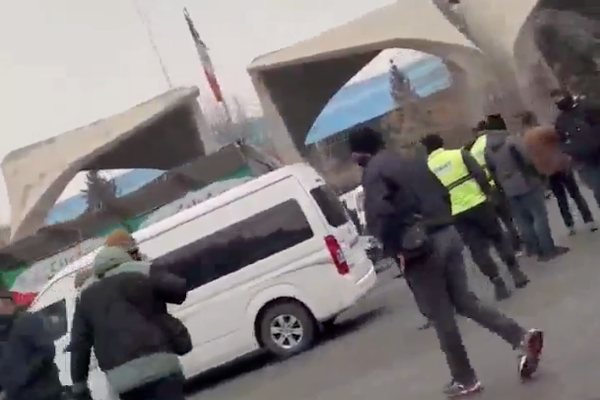 تجمع احتجاجي في طهران للمطالبة برفع الحظر عن قادة الحركة الخضراء.. واعتقال مشاركين