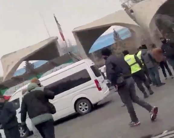 تجمع احتجاجي في طهران للمطالبة برفع الحظر عن قادة الحركة الخضراء.. واعتقال مشاركين