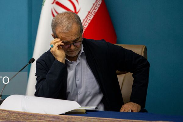 مشاور ریاستجمهوری درباره حجاب اجباری: پزشکیان تاکنون انگشت در چشم کسی نکرده است