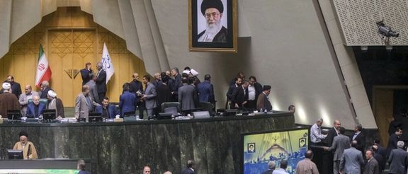 جدل حاد بين البرلمان والحكومة في إيران.. قاليباف: تعيين ظريف مساعدا للرئيس "غير قانوني"