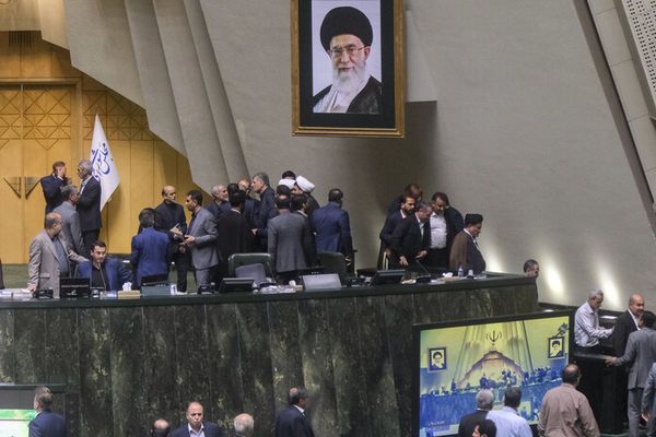 جدل حاد بين البرلمان والحكومة في إيران.. قاليباف: تعيين ظريف مساعدا للرئيس "غير قانوني"