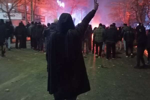 فاجعة في شاهرود.. شهود عيان يؤكدون مقتل 200 شخص وسقوط عشرات النساء في المستشفيات