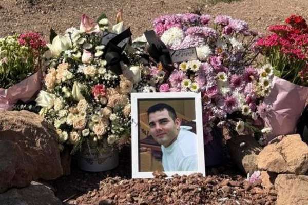 دفن السجين الإيراني- السويدي كوروش كيواني في صحراء "خاوران" بعد إعدامه