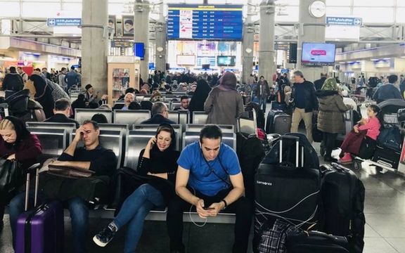 "الدراسات الاستراتيجية" الإيراني: الأزمات الاقتصادية أدخلت المجتمع مرحلة "الهجرة الجماعية"