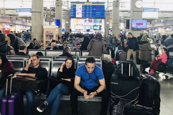 "الدراسات الاستراتيجية" الإيراني: الأزمات الاقتصادية أدخلت المجتمع مرحلة "الهجرة الجماعية"