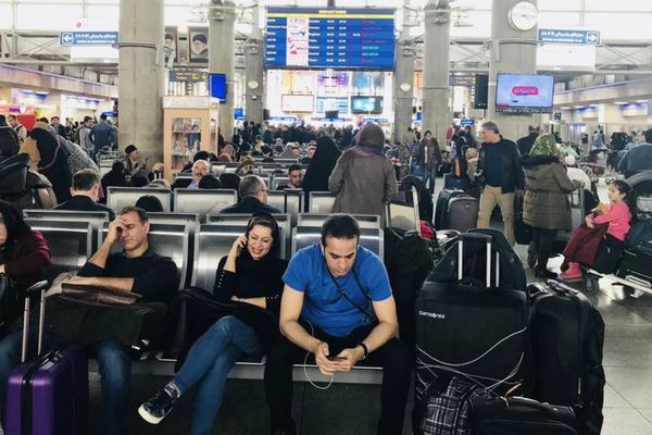 "الدراسات الاستراتيجية" الإيراني: الأزمات الاقتصادية أدخلت المجتمع مرحلة "الهجرة الجماعية"