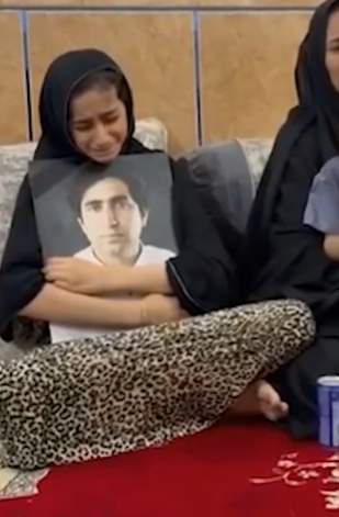 الأمن الإيراني يقتل شابًا بسبب نقله بضع لفافات من الأقمشة