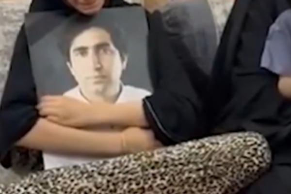 الأمن الإيراني يقتل شابًا بسبب نقله بضع لفافات من الأقمشة