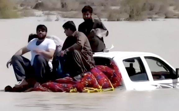 سیلزدگان سیستان و بلوچستان: آب و غذا به روستاها نمیرسد