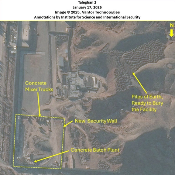 دیوار امنیتی، کامیونهای بتن و تودههای خاک