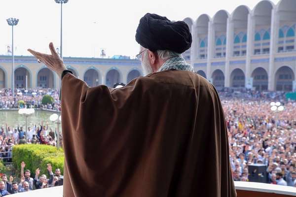 خامنئي يتجاهل التوترات داخل المجتمع بسبب الحجاب الإجباري ويدعو لـ"حسن معاملة" المواطنين