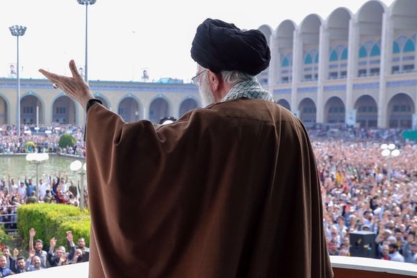 خامنئي يتجاهل التوترات داخل المجتمع بسبب الحجاب الإجباري ويدعو لـ"حسن معاملة" المواطنين