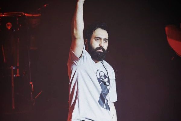 جلد مطرب إيراني"انتقاما لدعمه النساء والاحتجاجات" يثير غضب المعارضين