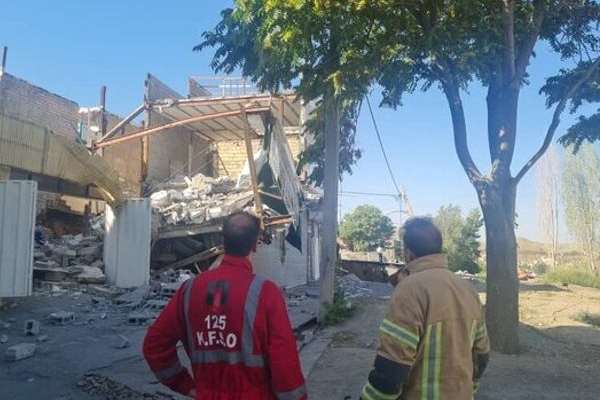 تهدم مبنى في كرج بسبب انهيار أرضي.. ومخاوف من وفاة 500 ألف شخص في "زلزال طهران"