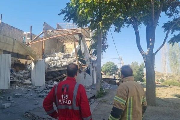 تهدم مبنى في كرج بسبب انهيار أرضي.. ومخاوف من وفاة 500 ألف شخص في "زلزال طهران"