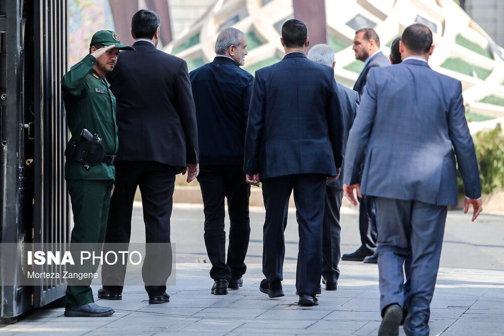 وزير إيراني سابق: نعيش "مرحلة اللا دولة" وسياسات الحكومة تقوم على رفع الأسعار